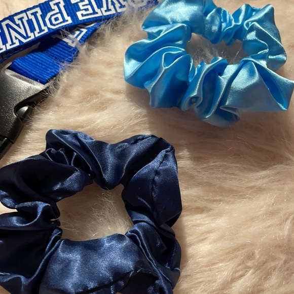 VS PINK Lanyard + Scrunchy - Picture 3 of 3